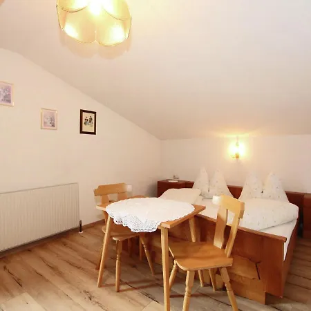 Quaint In Near Lift Apartment *